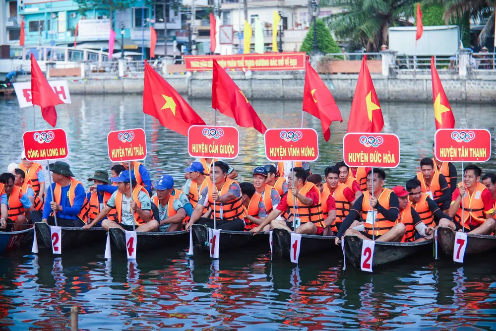 Hơn 150 vận động viên tham gia giải đua xuồng ba lá tại Long An ảnh 1 XUONG 1.jpg