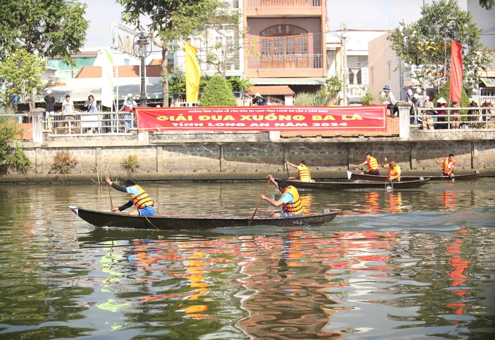 Các đội thi đấu ở sáu nội dung: Đôi nam, đôi nữ, đôi nam và nữ, đội nam, đội nữ và đội nam, nữ với hình thức loại trực tiếp XUONG.jpg