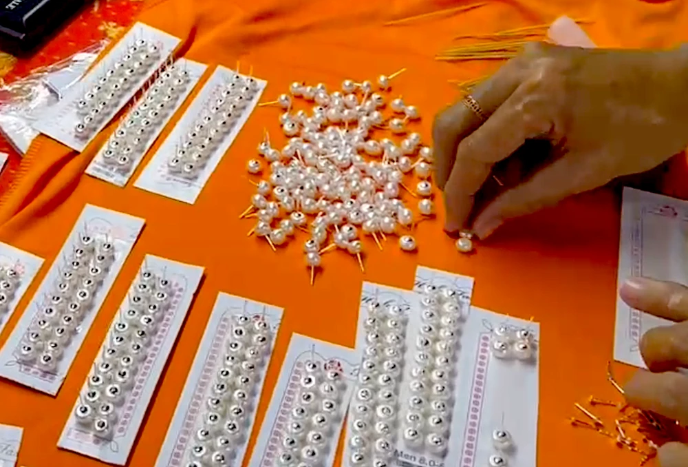 Nhiều sản phẩm bạc đẹp, tinh xảo do các học trò của ông Long chế tác Ảnh màn hình 2024-07-30 lúc 14.13.02.png