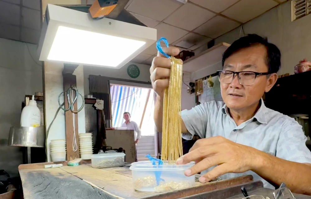 Đa dạng sản phẩm vàng được tạo ra từ đôi bàn tay khéo léo của người thợ kim hoàn Ảnh màn hình 2024-07-30 lúc 14.16.48.png