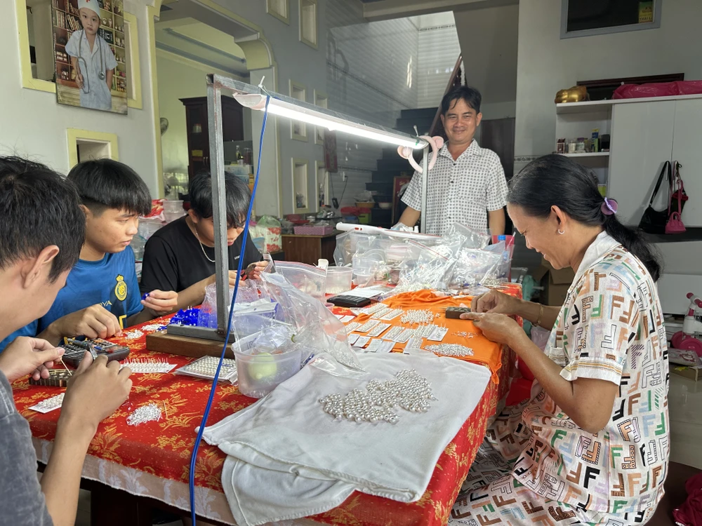 Ông Long đang dạy nghề cho người dân tại xã Thuận Thành IMG_0279.JPG