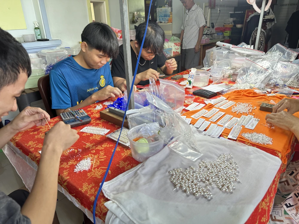 Người thợ phải thật cẩn thận, kiên trì, đặc biệt phải có đôi bàn tay khéo léo và sự sáng tạo, cần mẫn mới có thể tạo ra một sản phẩm đẹp mắt, có giá trị thẩm mỹ IMG_0281.JPG