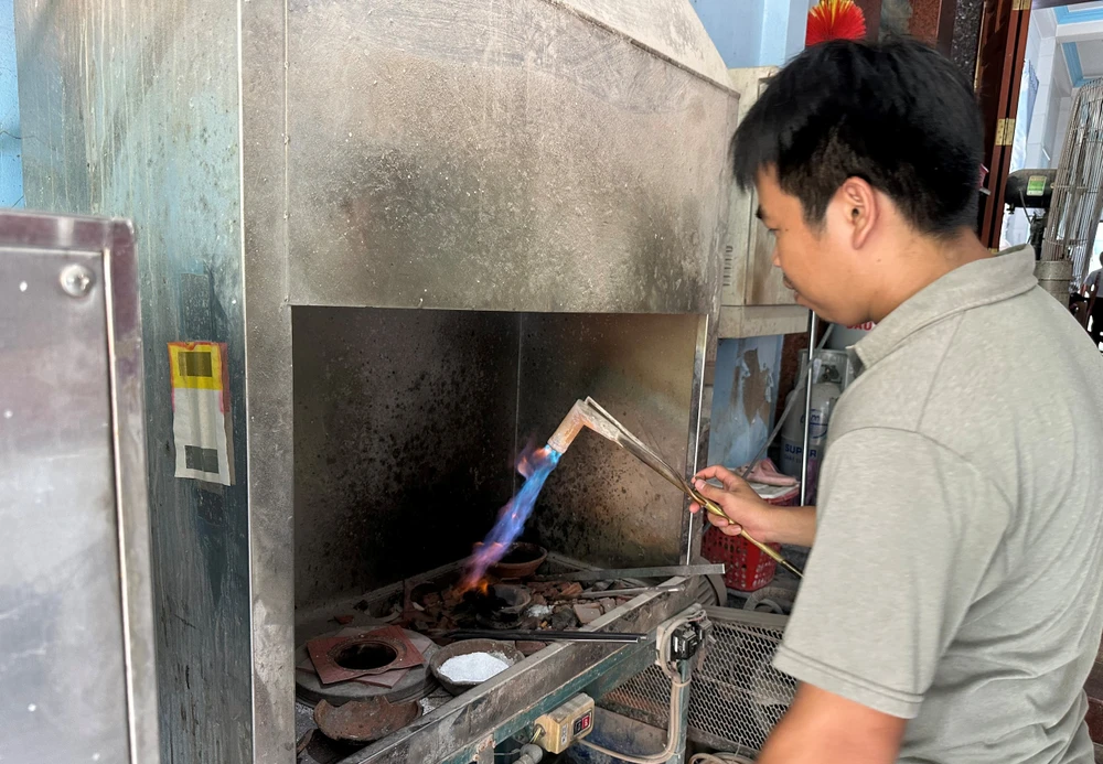 Một công đoạn của thợ tạo khuôn vàng kim hoan.jpg