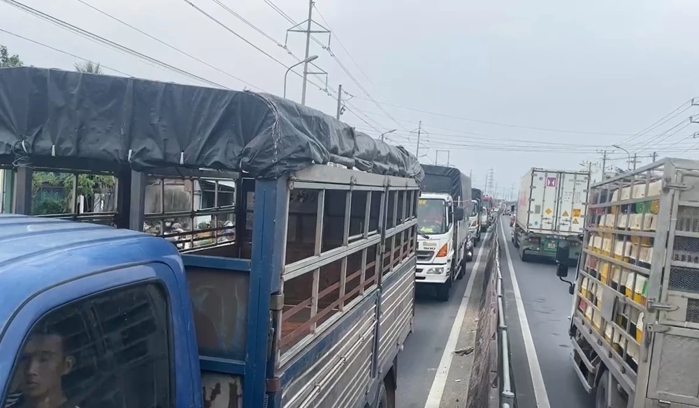 Khá đông phương tiện di chuyển trên Quốc lộ 1, trong đó hướng miền Tây về TPHCM rất đông xe GT 3-5 QL 1.jpg