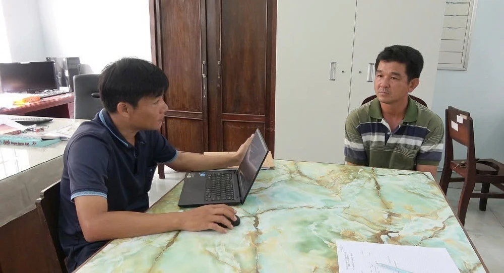Đối tượng Nguyễn Hoàng Triều tại cơ quan công an. Ảnh: THANH VIỆT