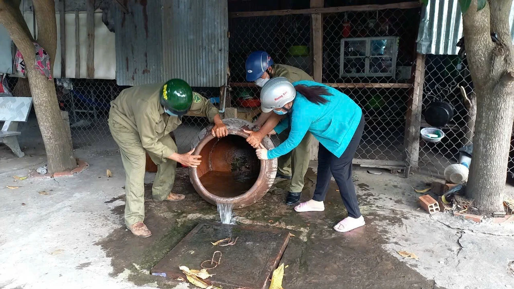 Mặt trận, đoàn thể cùng người dân địa phương ra quân để tiêu diệt lăng quăng trên địa bàn TP Bến Tre, tỉnh Bến Tre. z6580652946082_43d100378030e7b9aeb3282cd99a58a1.jpg