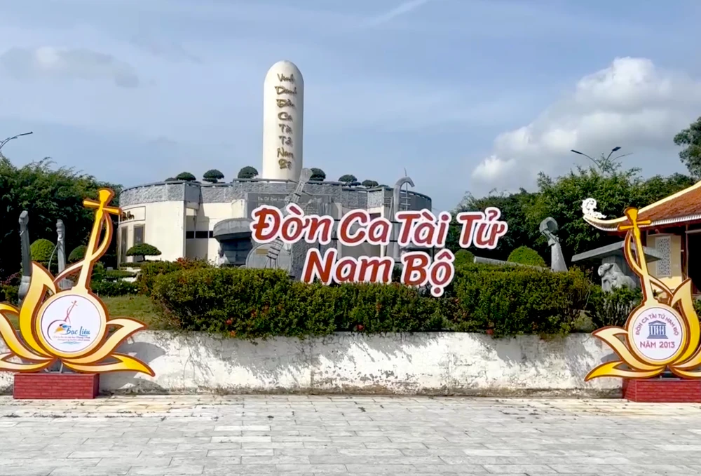 Phía sau Đài nguyệt cầm Ảnh màn hình 2025-05-12 lúc 15.53.07.png