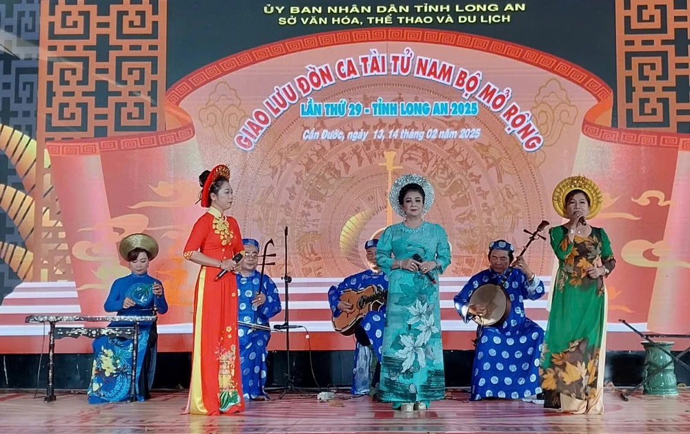 Các nghệ sĩ giao lưu đờn ca tài tử tại Long An CAI LUONG.jpg