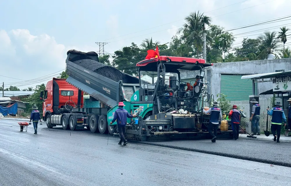 Phần đường dẫn Dự án cầu Rạch Miễu 2 thi công hoàn thành 100% trên toàn bộ chiều dài tuyến 14/14km, hiện đơn vị thi công đang tiến hành dỡ tải, rải bê tông nhựa A2- THI CONG RM2 BTRE.jpg