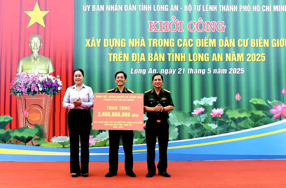 Ủy ban MTTQ Việt Nam TPHCM trao bảng tượng trưng tặng kinh phí xây dựng 30 căn nhà liền kề chốt dân quân biên giới Long An. Ảnh: BIỆN CƯỜNG Ảnh màn hình 2025-05-21 lúc 18.36.42.png