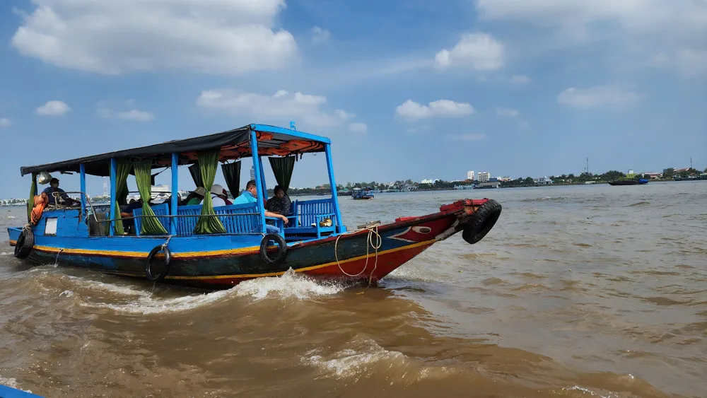 Du khách đi thuyền từ TP Mỹ Tho sang cù lao Thới Sơn z6298304921582_43a8ea698cb634bc21df84aa5fd2de4f.jpg
