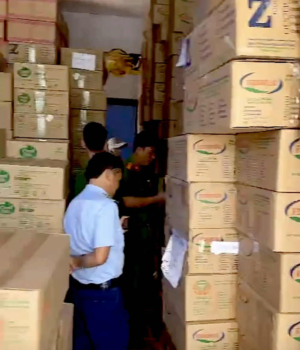 Long An province authorities discovered 11,856 cans of powdered milk of unknown origin at a house in Can Duoc district. SUA GIA LA.png