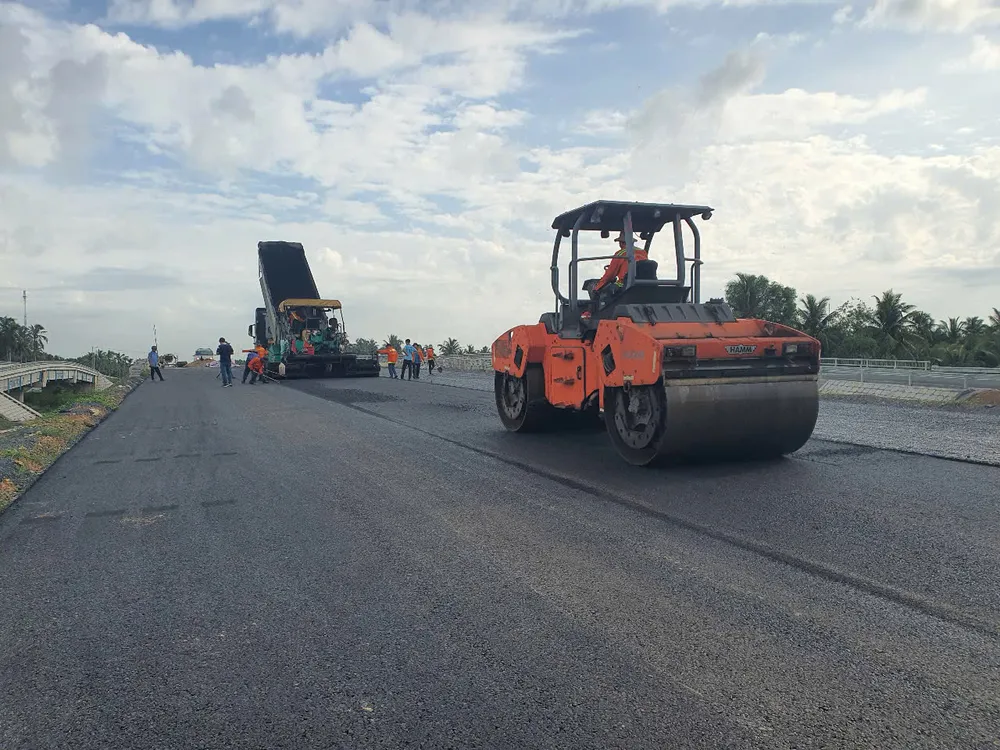 Công nhân kỹ thuật đang bám công trường thi công với tinh thần quyết tâm cao ảnh 2.jpg