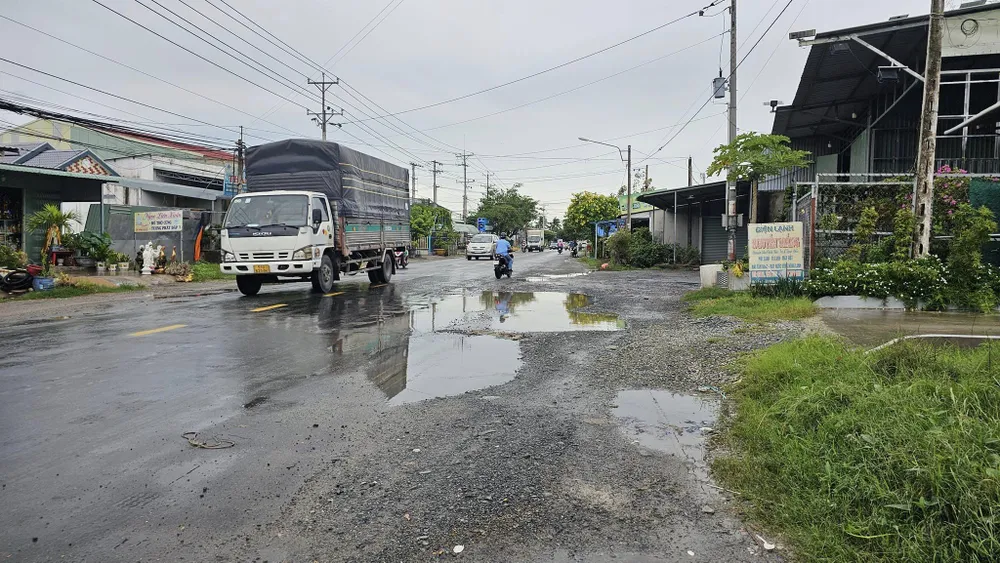 Quốc lộ 62 dài khoảng 76km đã được đưa vào sử dụng hơn 25 năm, đến nay đã xuống cấp trầm trọng QUOC LO 62 XCAP 1.jpg