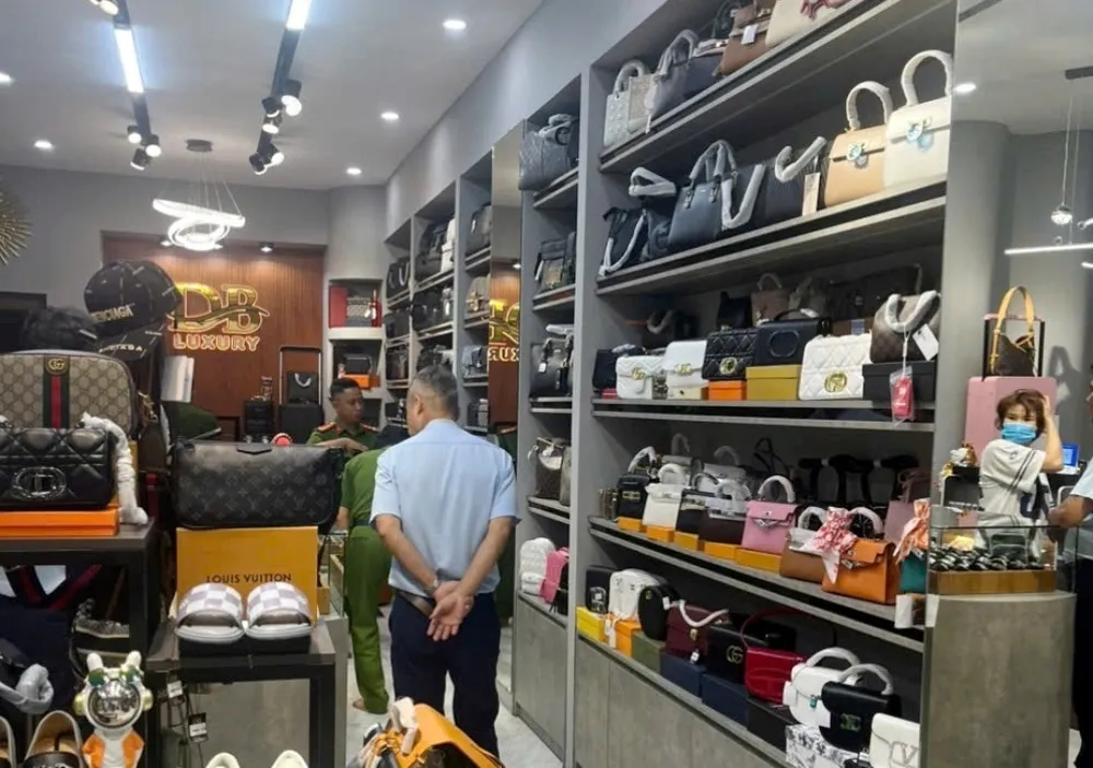 Cơ quan chức năng kiểm tra điểm kinh doanh do Nguyễn Mạnh Bằng làm chủ tại phường 1, TP Tân An phát hiện hàng hóa kinh doanh không hóa đơn, chứng từ. Ảnh: Công an cung cấp HANG GIA LA.jpg