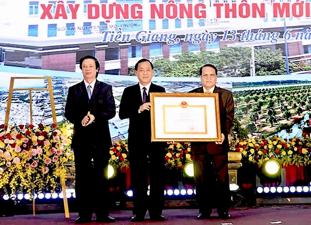 Thừa ủy quyền của Thủ tướng Chính phủ, đồng chí Nguyễn Văn Danh, Ủy viên Ban Chấp hành Trung ương Đảng, Bí thư Tỉnh ủy Tiền Giang trao Bằng Công nhận của Thủ tướng Chính phủ công nhận tỉnh Tiền Giang hoàn thành nhiệm vụ xây dựng NTM năm 2024. Ảnh: THẢO THẮNG NTM.jpg