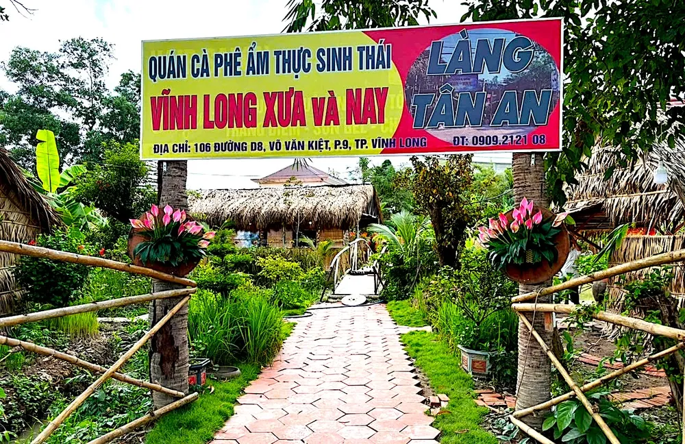 Quán Vĩnh Long Xưa và Nay được xây dựng với kiến trúc truyền thống, kết hợp hài hòa giữa những yếu tố hiện đại và cổ điển AM THUC VL.jpg