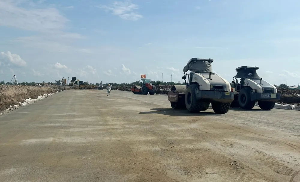 Trên công trường, công nhân kỹ thuật khẩn trương triển khai thi công 3 ca, 4 kíp ảnh 3.jpg