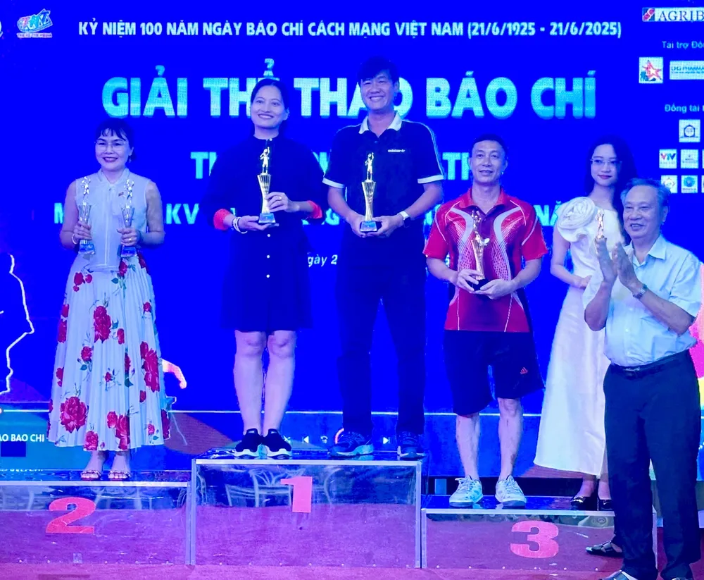 Báo Sài Gòn Giải Phóng đoạt giải Nhì môn quần vợt (nội dung: đôi nam, nữ) z6751570299014_037236189ed8946786ca6d1a86b6cbc8.jpeg