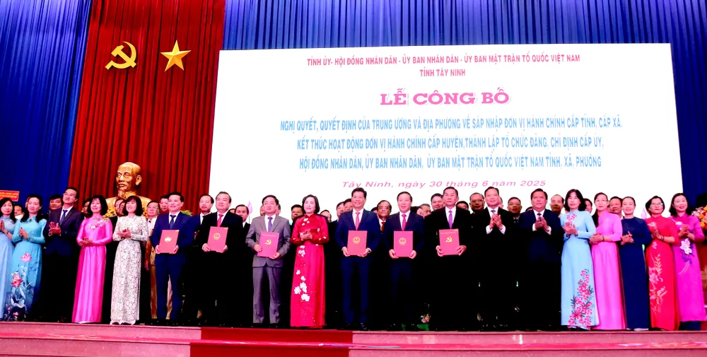 Lãnh đạo Trung ương trao quyết định cho Ban Thường vụ Tỉnh ủy Tây Ninh TAY NINH 1.JPG