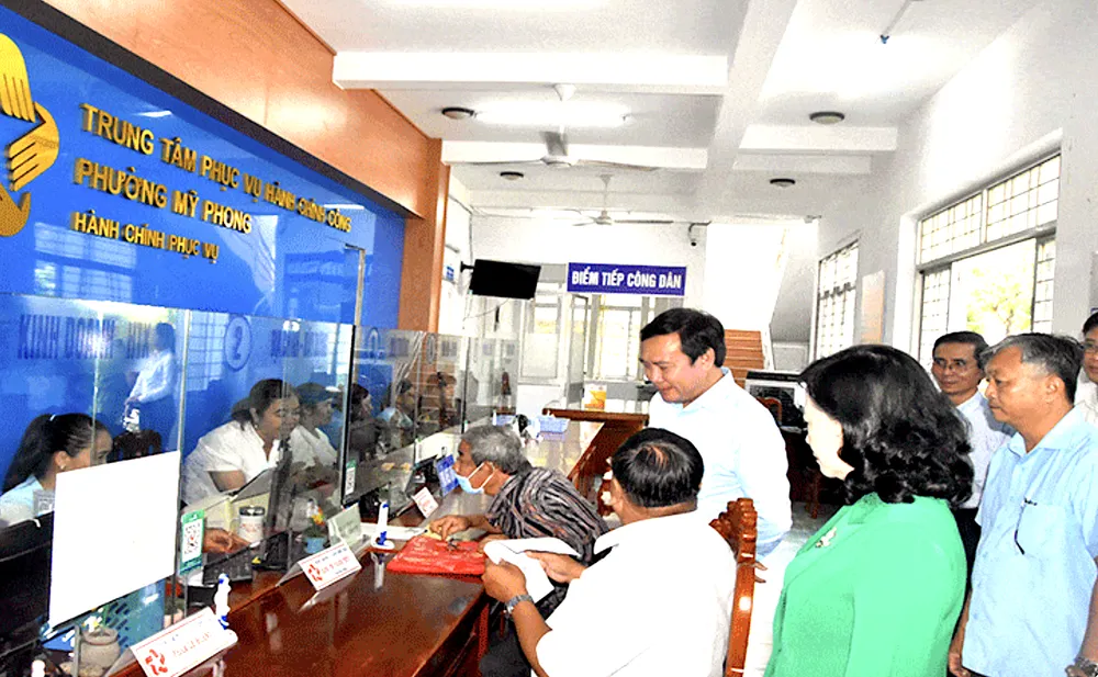Chủ tịch HĐND tỉnh Đồng Tháp Châu Thị Mỹ Phương cùng các sở, ngành đã có buổi kiểm tra và làm việc với phường Mỹ Phong (tỉnh Đồng Tháp) MY PHUONG.png