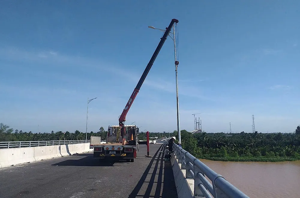 Đơn vị thi công đang lắp đặt lan can z6780105155268_3f64bd1bd9d0cb6710dd189a90446ae9.jpg