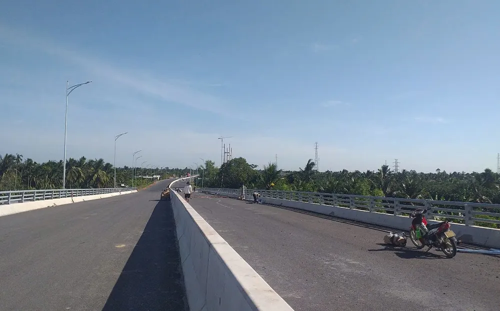 Đơn vị thi công đang hoàn thiện lắp dải phân cách, sơn kẻ đường z6780105174694_924b5bd2a0986f130e6a95125e1f4074.jpg