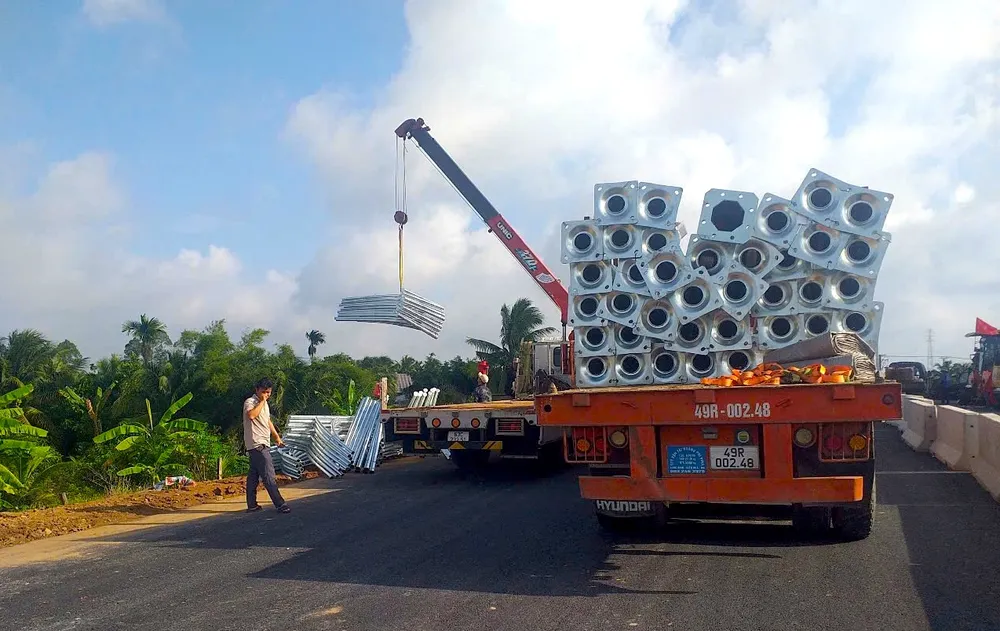 Đơn vị thi công đang hoàn thiện lắp đèn chiếu sáng z6780105205811_7f0795806a6b278fa0136790cf9e1a2b.jpg