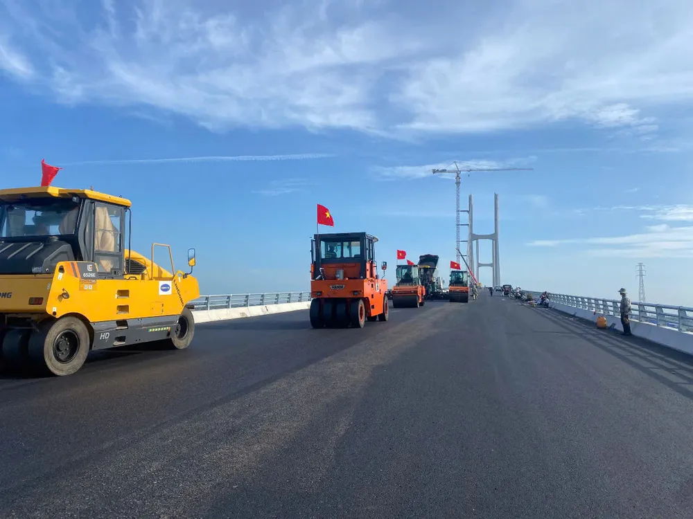Phần cầu chính dây văng đang chuẩn bị triển khai công tác thảm bê tông nhựa mặt cầu z6780105211744_9f358549e940524b445241aebcb0021c.jpg