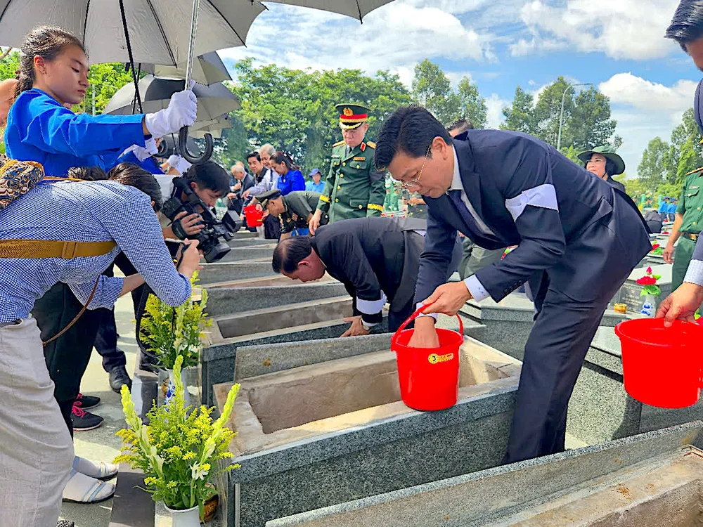 Lãnh đạo tỉnh Tây Ninh thực hiện nghi thức để đất vào mộ các Anh hùng liệt sĩ 2.jpg