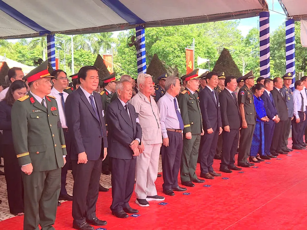 Lãnh đạo, nguyên lãnh đạo Bộ Quốc phòng, Quân khu 7 và tỉnh Tây Ninh dự lễ 5.jpg