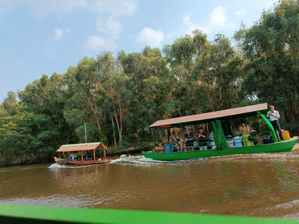 Du khách tham quan Vườn quốc gia Tràm Chim TRAM CHIM.jpg
