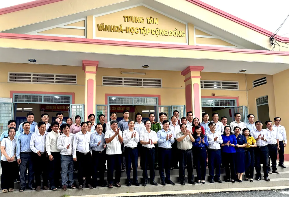 Prime Minister Pham Minh Chinh takes souvenir photo with officials of My Hiep commune 1.jpg