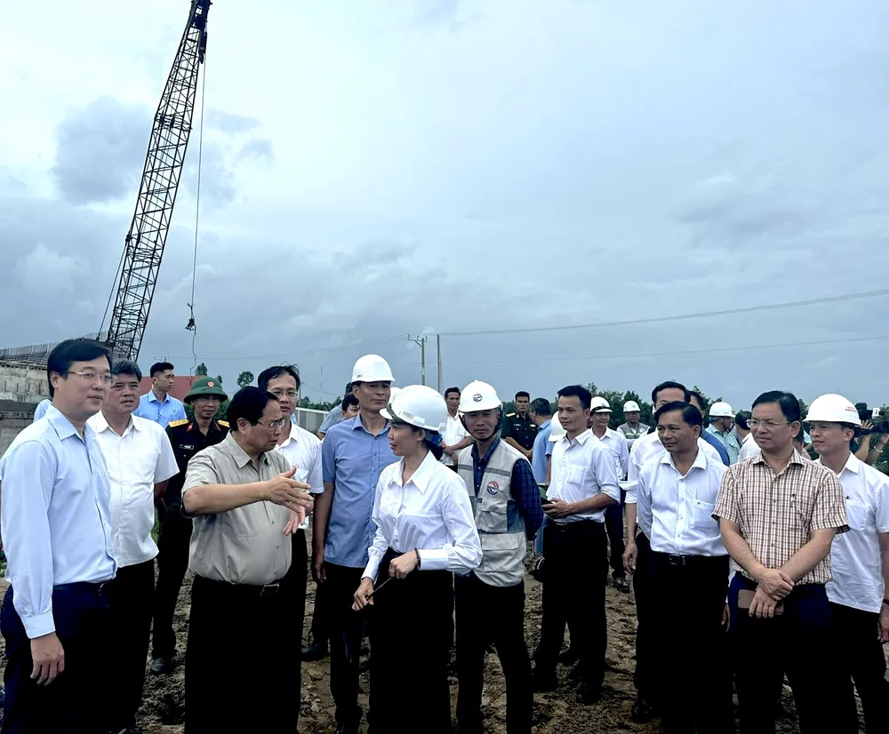 Prime Minister Pham Minh Chinh asked contractors to speed up to ensure the project's progress is accelerated. 3.jpg