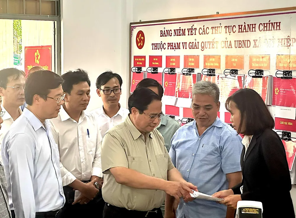 Prime Minister Pham Minh Chinh inspected the operation of two-level local government and the operation of the Public Administration Service Center in My Hiep commune, Dong Thap province. z6826707338015_a1f77147c1e0d10253dc1fec07113a54.jpg