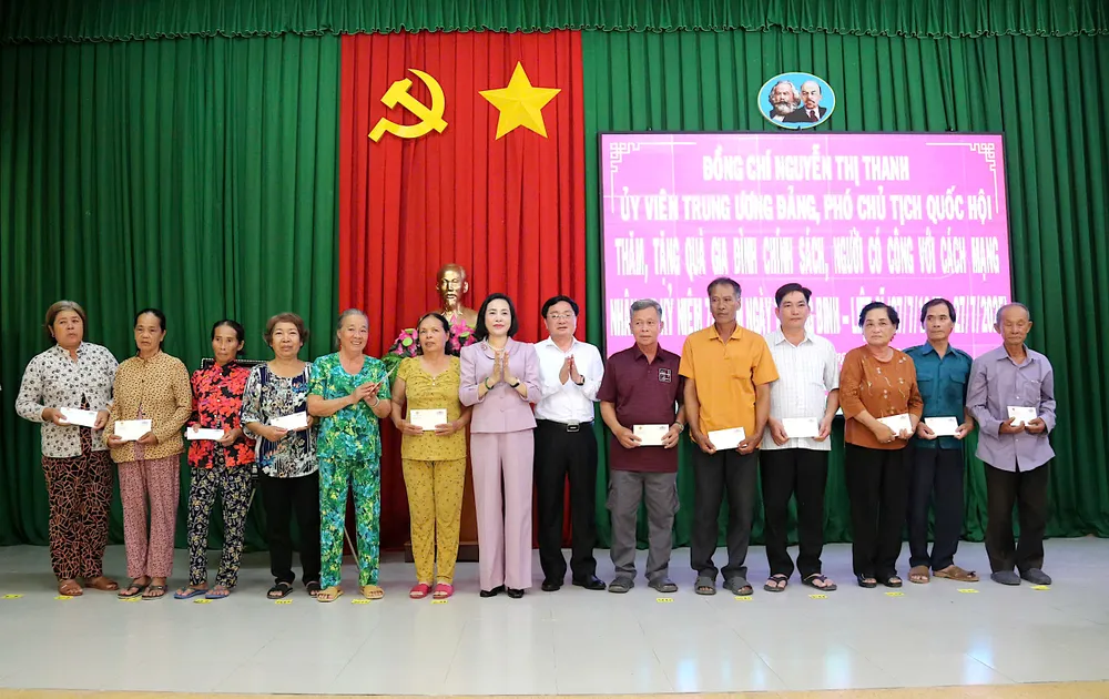نائبة رئيس الجمعية الوطنية نجوين ثي ثانه تقدم الهدايا للأسر السياسية في بلدية توين بينه. NGUYEN THI THANH 1.jpg