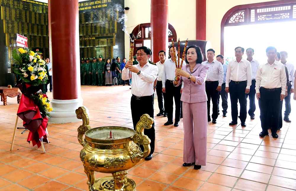 قام الوفد بزيارة الموقع التاريخي الوطني لمنطقة حصن لونغ خويت وحرق البخور فيه. NGUYEN THI THANH 3.jpg
