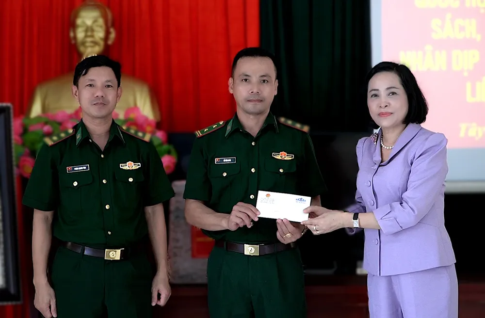 نائبة رئيس الجمعية الوطنية نجوين ثي ثانه تقدم هدايا إلى مركز حرس الحدود في لونغ خوت NGUYEN THI THANH 4.JPG