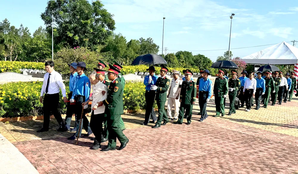 សមមិត្ត Le Quoc Phong លេខាគណៈកម្មាធិការបក្សខេត្ត Dong Thap រួមជាមួយកម្មាភិបាល យុទ្ធជន និងយុវជនស្ម័គ្រចិត្ត បានបញ្ចុះសពវីរជនយុទ្ធជនពលី។ z6839589935988_323a094d10d28faf59d9195a6d290647.jpg