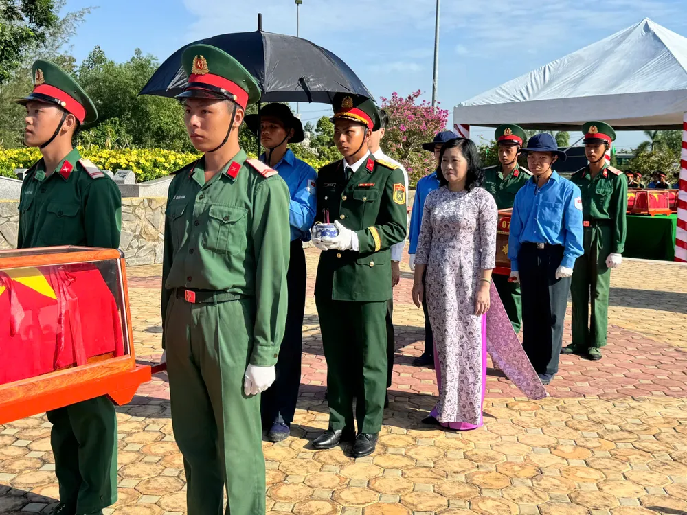 សមមិត្ត Chau Thi My Phuong ប្រធានក្រុមប្រឹក្សាប្រជាជនខេត្ត Dong Thap រួមជាមួយកម្មាភិបាល ទាហាន និងយុវជនស្ម័គ្រចិត្ត បានបញ្ចុះសពវីរជនយុទ្ធជនពលី។ z6839589946101_7ce7ba8f701a491a75ed427b7e55e979.jpg