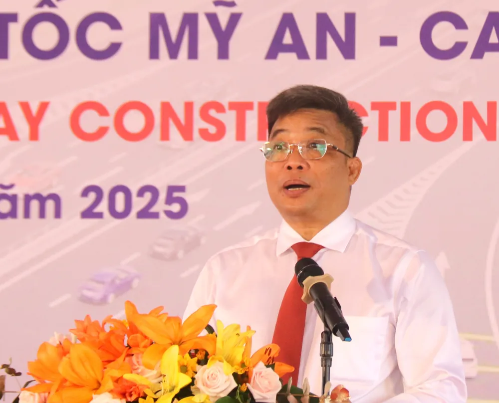Ông Trần Văn Thi, Giám đốc Ban Quản lý Dự án Mỹ Thuận phát biểu tại lễ khởi công THI.JPG