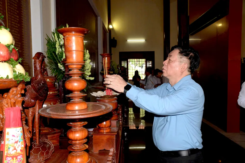 Đồng chí Nguyễn Trọng Nghĩa dâng hương tưởng niệm các anh hùng, liệt sĩ tại Đền thờ Liệt sĩ Gò Công z6842697445246_c5c49046018b27073bfe1774e2528aa9.jpg