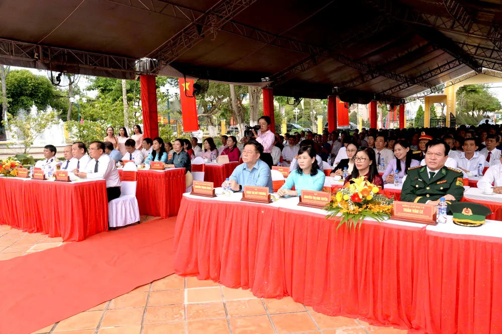 Trưởng Ban Tuyên giáo và Dân vận Trung ương và các cán bộ, lãnh đạo sở ngành và nhân dân địa phương tham dự buổi lễ z6842697459929_9bb440dc94c5da7072221cf68abcc03d.jpg