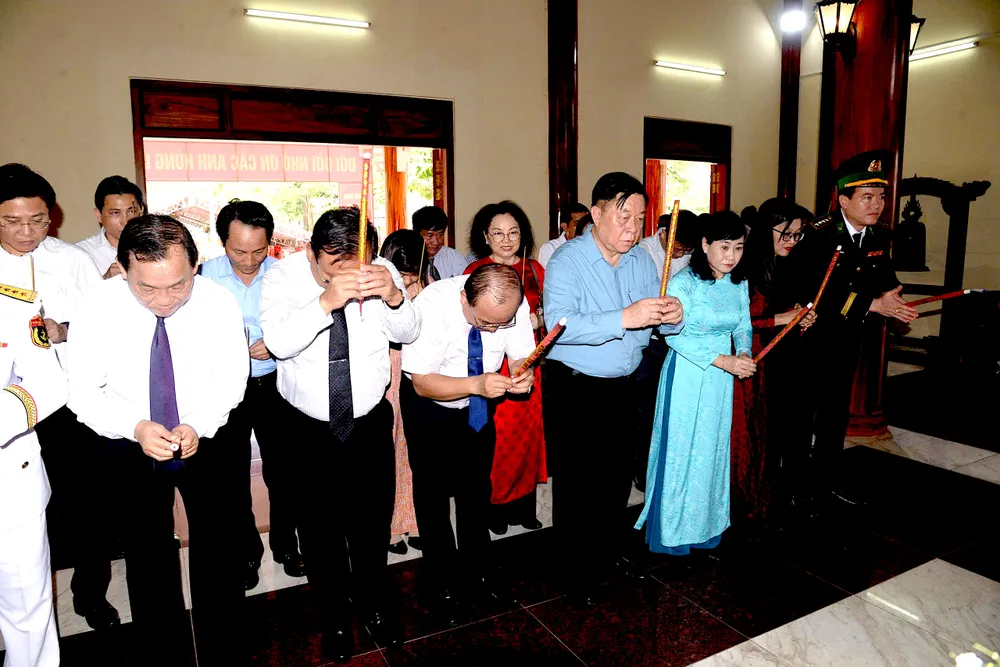 Đồng chí Nguyễn Trọng Nghĩa cùng các đại biểu đặt tràng hoa, dâng hương tưởng niệm các anh hùng, liệt sĩ tại Đền thờ Liệt sĩ Gò Công z6842697468007_6b5cce2c4af8a23c3952888d62e39ac0.jpg
