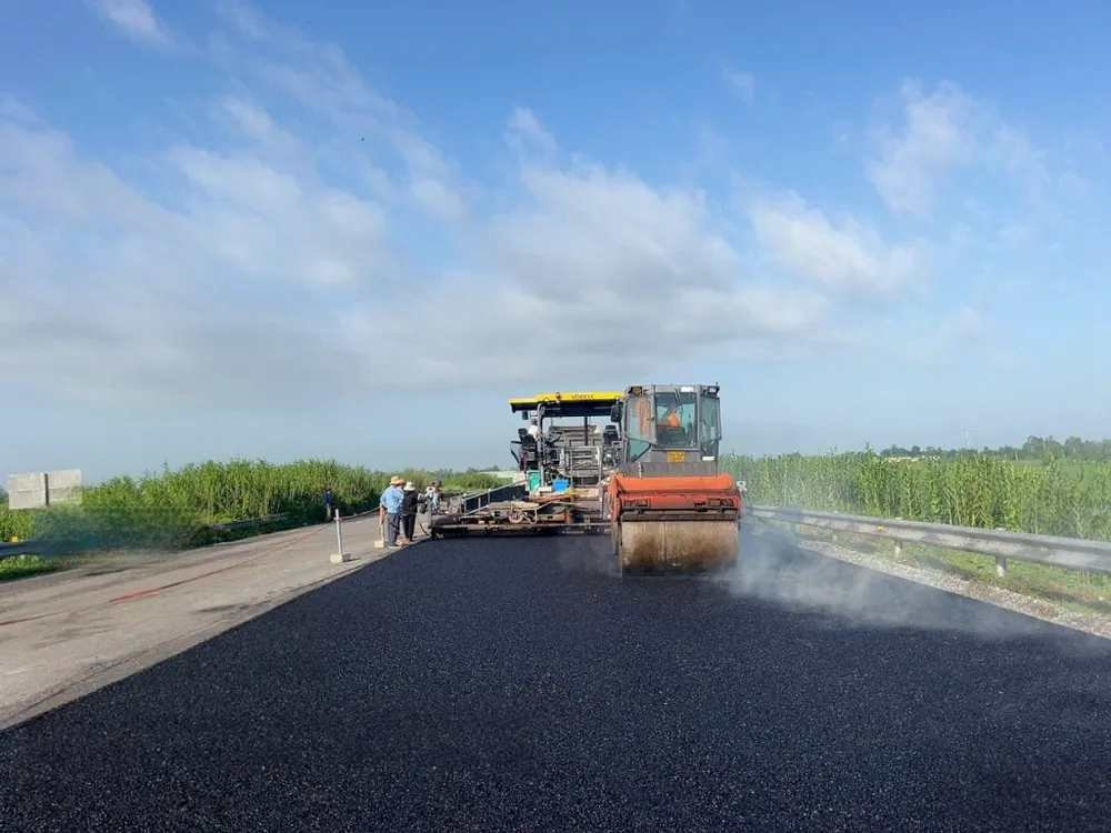 Công nhân kỹ thuật đang thi công tại dự án Lộ Tẻ - Rạch Sỏi ảnh 3.jpg