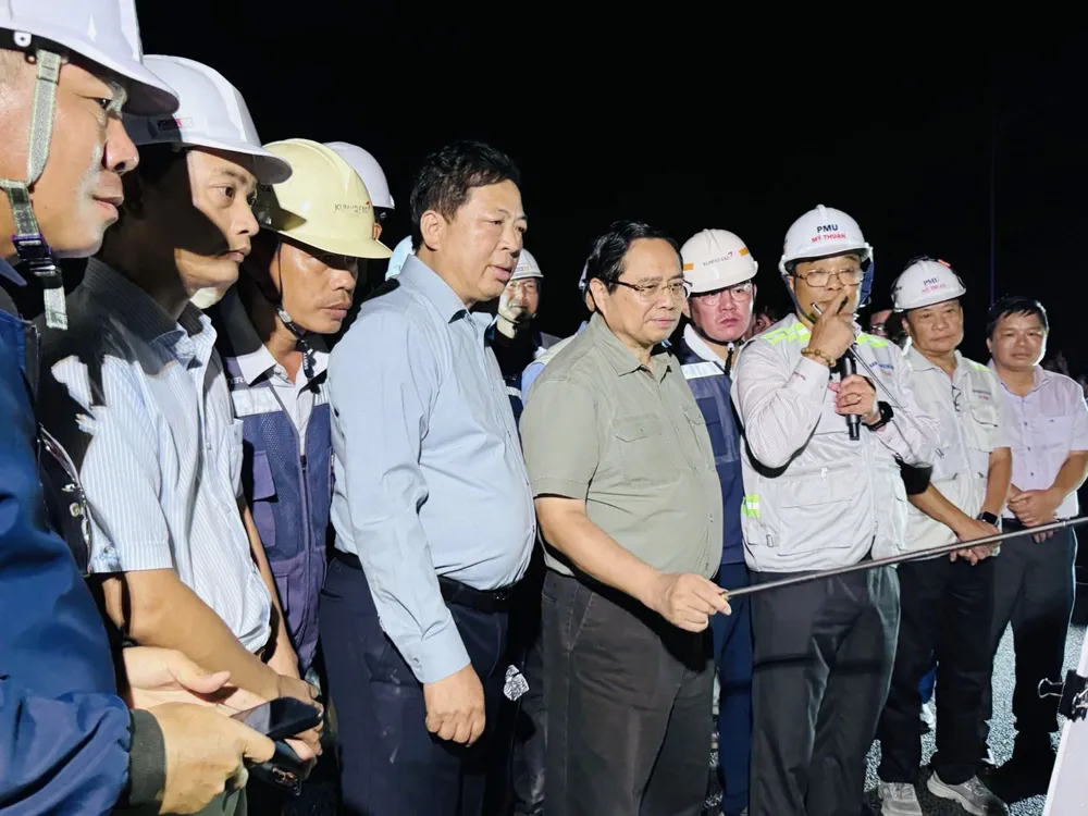 Thủ tướng Chính phủ Phạm Minh Chính nghe báo cáo của Ban QLDA Mỹ Thuận về tiến độ dự án ảnh 1.jpeg