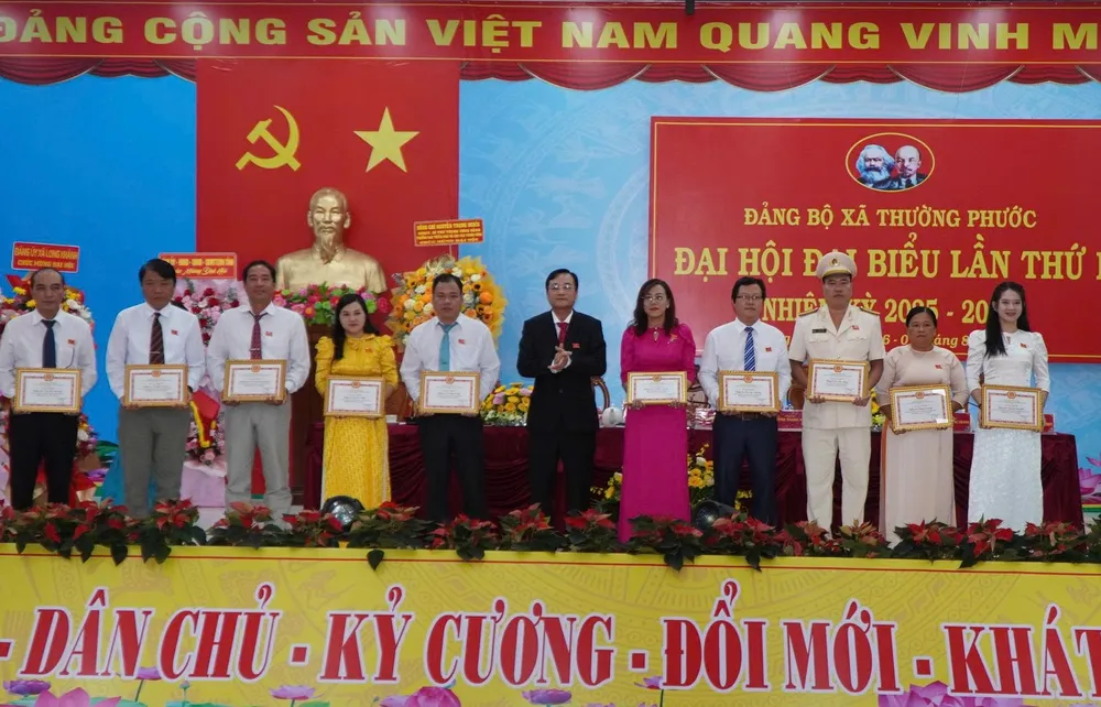 Cán bộ, lãnh đạo được khen thưởng tại Đại hội z6882640072594_9904fadbbe479a6ed296e6f83bb915cc.jpg