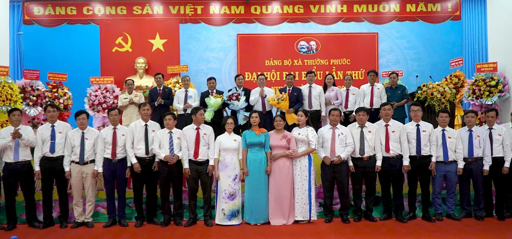 Đồng chí Nguyễn Trọng Nghĩa chụp ảnh lưu niệm với các bộ tỉnh Đồng Tháp tại Đại hội z6882640085653_869596f511408aadb2e74183fa83ddde.jpg
