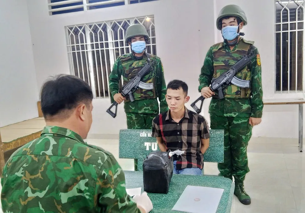 Đối tượng Trần Trọng Giàu cùng tang vật ảnh 1.jpg