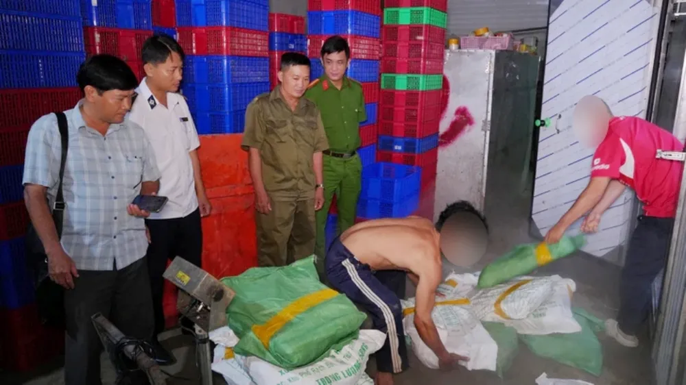 Ngành chức năng tỉnh Đồng Tháp phát hiện số thịt và mỡ động vật không rõ nguồn gốc. Ảnh: TRỌNG TÍN THIT THUI DT.jpg